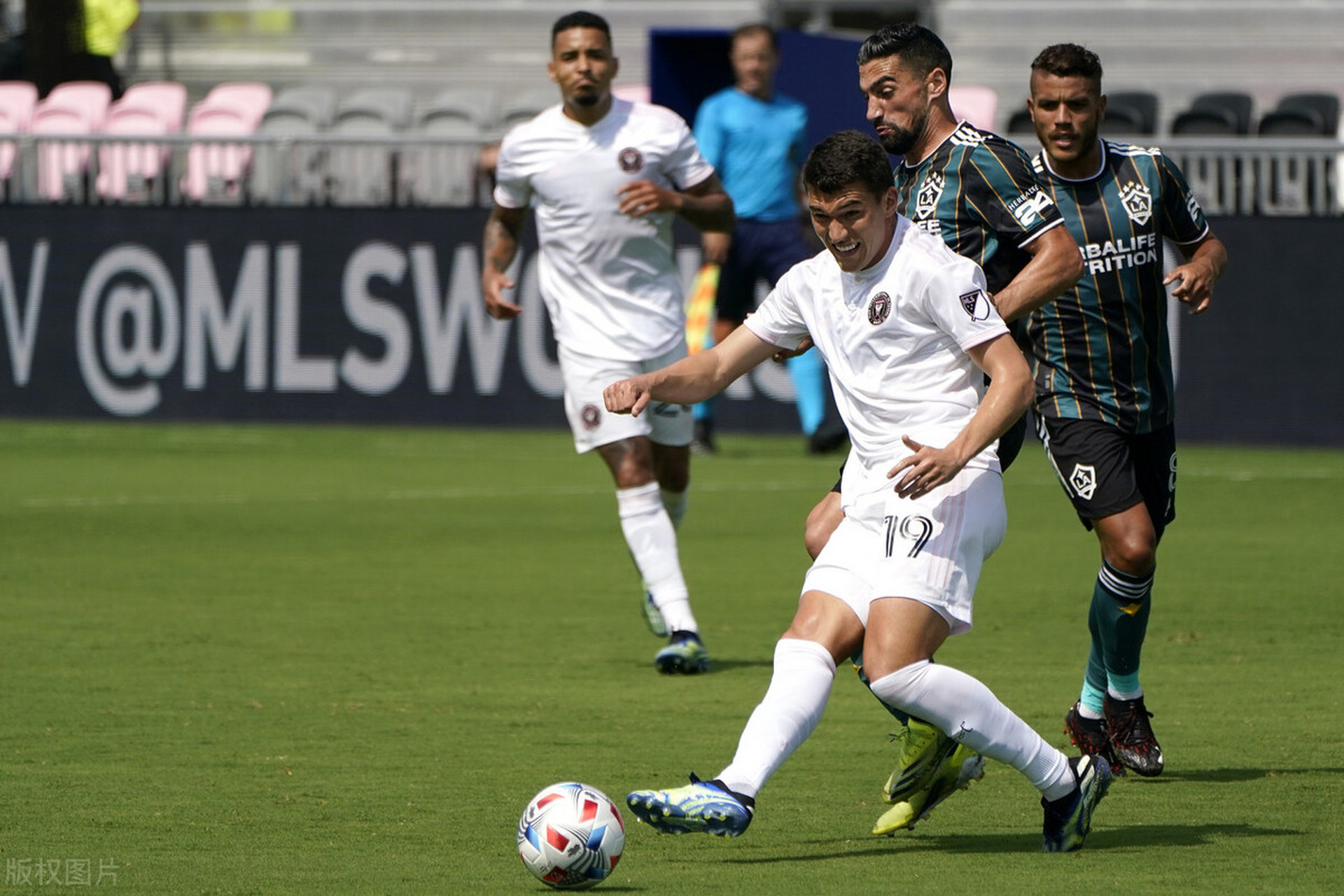 今晚埃因霍温备战荷甲，门线救险细节曝光，更衣室稳定，数据趋势出现新变化的简单介绍