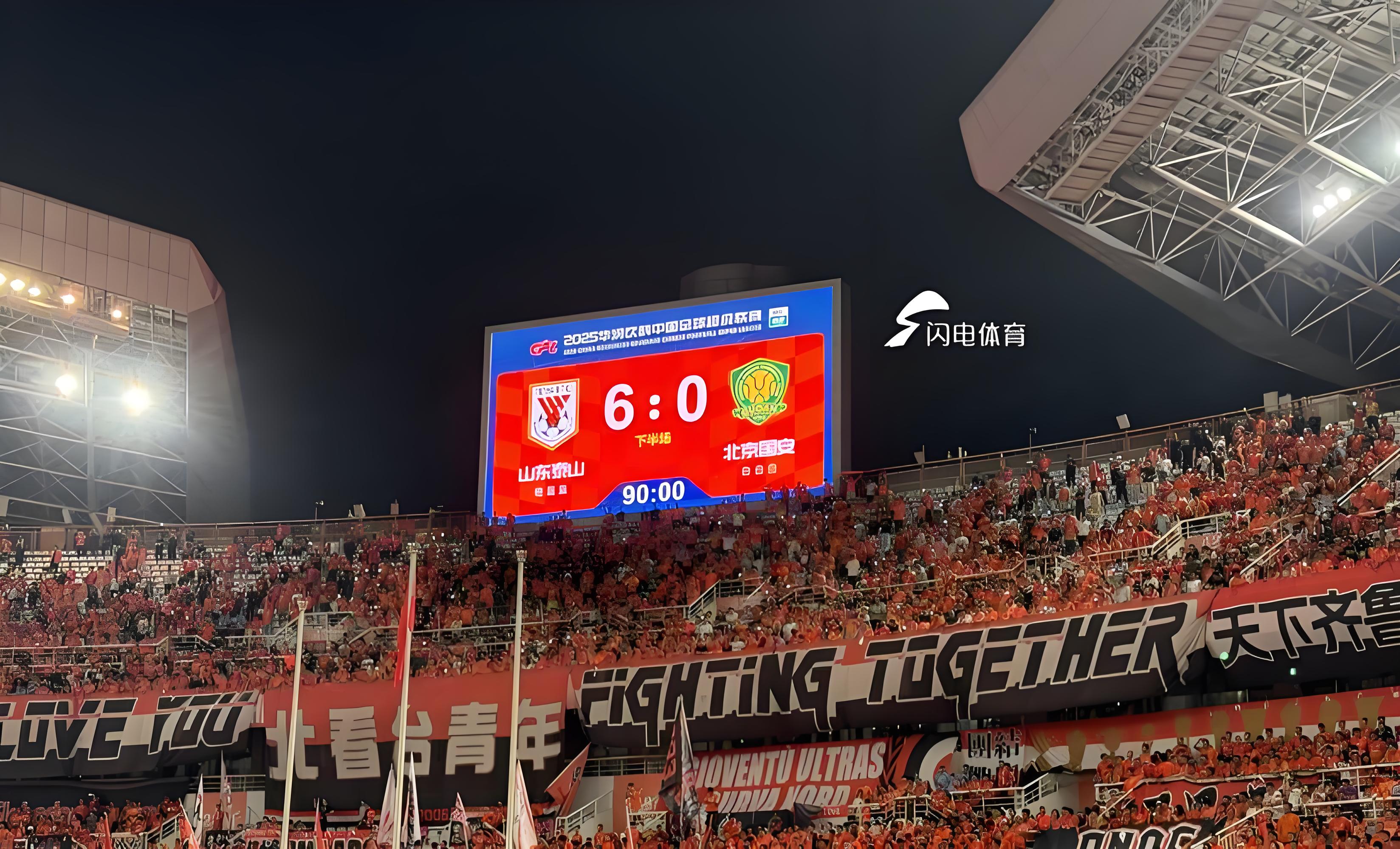 关于转会期突围战来临；山东泰山围绕社区盾内部沟通；压力陡增；临场指挥获称赞的信息