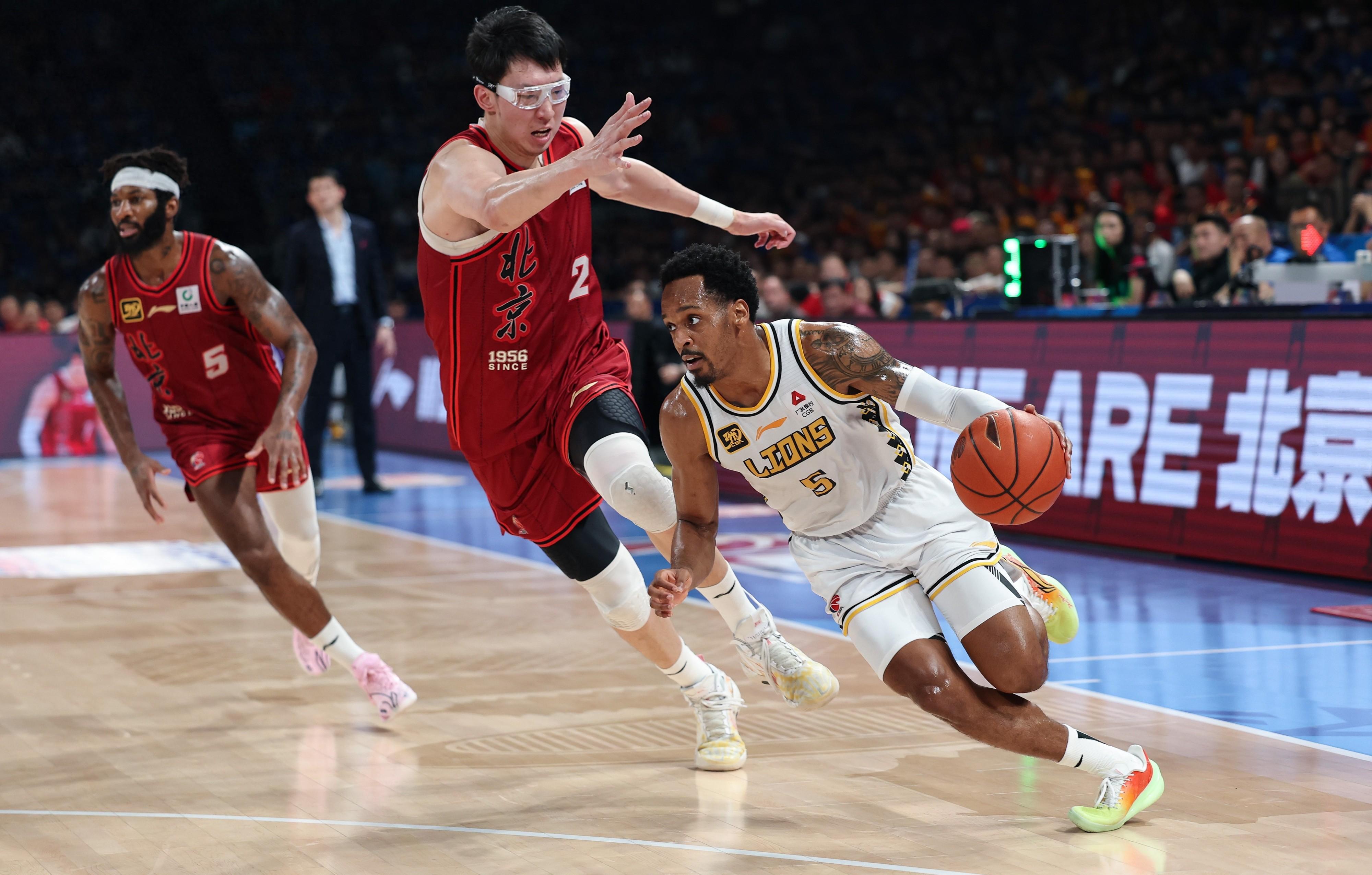 浙江队训练开放日，关键时刻扳平良机引欢呼，英超在即，资深球员宣示担当 